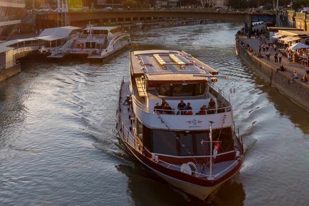 Ein Boot im Donaukanal. | Medizin studieren in Wien