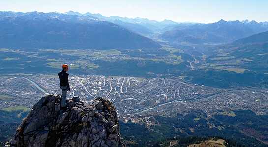 Rundblick vom Gipfel über Innsbruck.